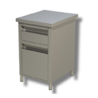 Attrezzatura in acciaio inox come cassettiere, tavoli, lavelli inox